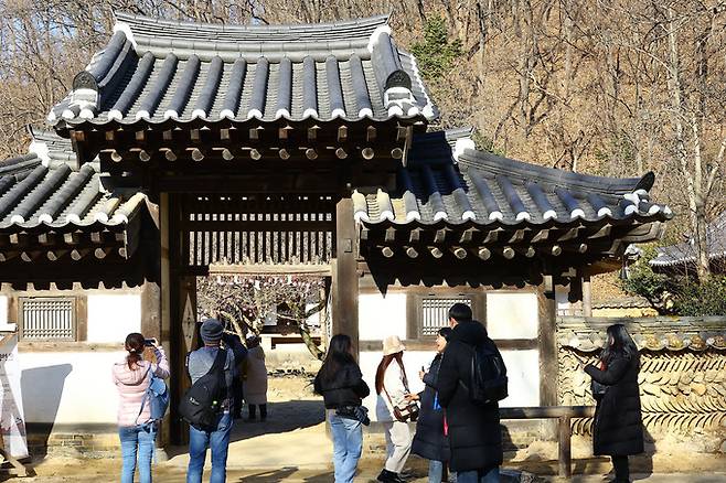 관람객들이 남부지방 대가를 살펴보고 있다. 이 가옥은 호남지방의 가옥을 옮겨온 것으로 조선 후기 남부지방 양반 가옥의 특징이 잘 반영되어 있다.