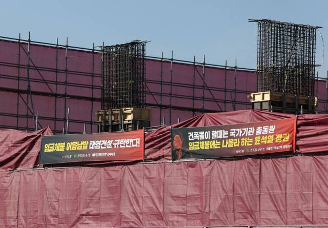 23일 태영건설의 작업자 임금체불 문제로 골조 공정이 중단된 서울 중랑구 상봉동 청년주택 개발사업 건설 현장에 태영건설과 정부를 규탄하는 현수막이 걸려 있다. 연합뉴스