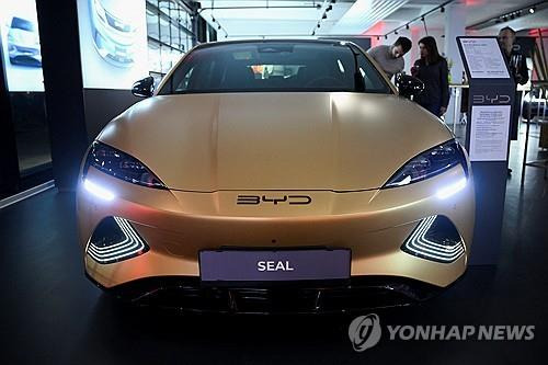 지난달 31일 독일 베를린 자동차 매장에 전시된 BYD 전기차  [로이터=연합뉴스 자료사진]