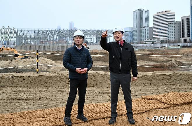 오세훈 서울시장이 5일 서울 용산정비창 부지를 찾아 용산국제업무지구 개발 관련 설명을 듣고 있다. (서울시 제공) 2024.2.5/뉴스1