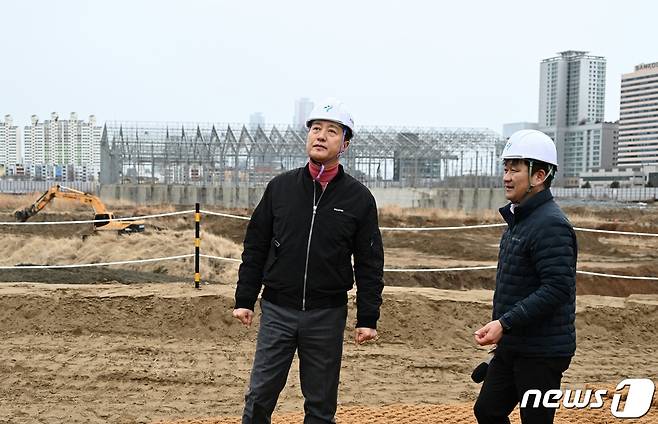 오세훈 서울시장이 5일 서울 용산정비창 부지를 찾아 용산국제업무지구 개발 관련 설명을 듣고 있다. (서울시 제공) 2024.2.5/뉴스1