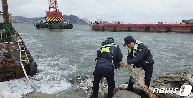 해경이 부산 영도구 청학부두에서 풀어진 홋줄을 보강하고 있다. (부산해경 제공)