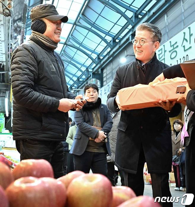 김홍균 외교부 제1차관(오른쪽)이 5일 서울 마포구 소재 전통시장인 '망원동 월드컵 시장'을 방문했다.(외교부 제공)