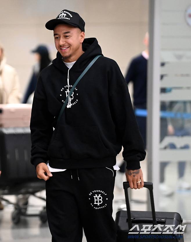 FC 서울 입단이 확실시 되는 제시 린가드가 5일 인천공항을 통해 입국했다. 팬들에게 인사를 하는 린가드의 모습. 인천공항=허상욱 기자wook@sportschosun.com/2024.02.05/