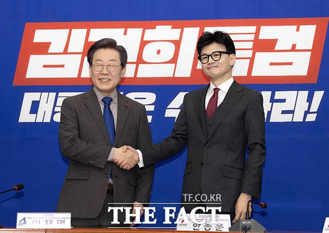 전세계적으로 기후위기가 주요 의제로 떠오르고 있지만 우리나라는, 특히 정치권은 기후위기 대응에 적극적이지 않다. 한동훈 국민의힘 비대위원장(오른쪽)이 지난해 12월 29일 오후 서울 여의도 국회에서 이재명 더불어민주당 대표를 예방해 기념사진 촬영을 하고 있다. /배정한 기자