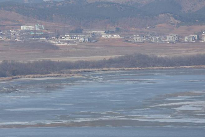 지난달 23일 경기도 파주시 오두산 통일전망대에서 얼어 붙은 임진강 하구 너머로 북한 황해북도 개풍군 일대가 보이고 있다. [이미지출처=연합뉴스]