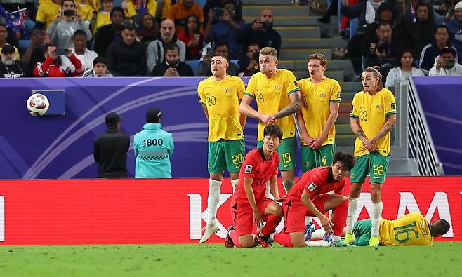 3일 호주와의 경기에서 손흥민이 프리킥을 차는 순간 호주 수비벽 앞에 이재성(왼쪽)과 양현준이 앉아 있다. /연합뉴스