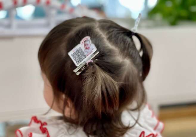 요즘 베트남에서는 아이가 세뱃돈 받을 QR코드를 넣어 머리핀 같은 액세서리를 제작하는게 유행이다. /VN익스프레스