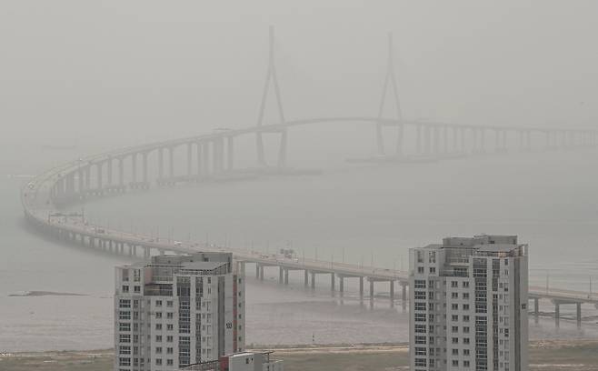 중국발 황사가 국내에 유입된 지난해 5월 인천 송도국제도시에서 바라본 인천대교가 흐리게 보이고 있다./뉴스1
