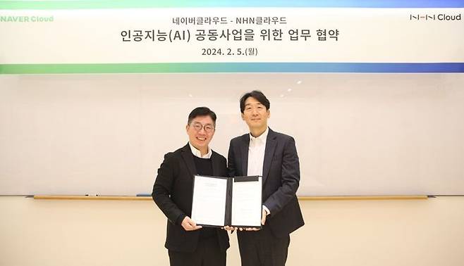 (왼쪽부터) 김유원 네이버클라우드 대표와 김동훈 NHN클라우드 대표가 5일 판교 NHN사옥에서 ‘하이퍼클로바X’ 기반의 AI 공동사업을 위한 업무협약 체결 후 기념촬영을 하고 있다. ⓒ네이버클라우드