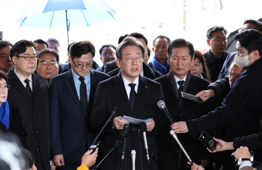 이재명 더불어민주당 대표가 5일 오전 광주 북구 국립 5·18 민주묘지에서 긴급 기자회견을 하고 있다.<연합뉴스>