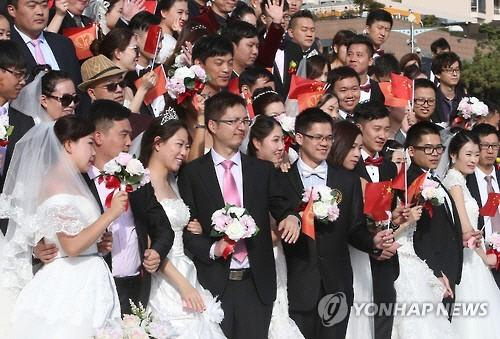 지난 2015년 10월 부산 해운대에서 결혼한 중국 신혼부부들. [연합뉴스]