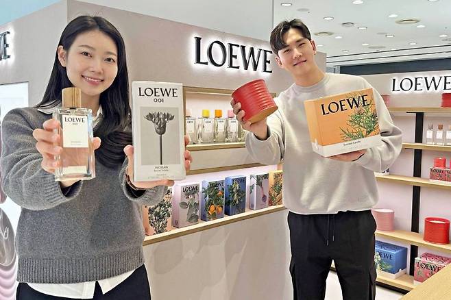 갤러리아백화점이 스페인 명품 브랜드 로에베(LOEWE)의 향수 브랜드 '로에베 퍼퓸' 매장이 국내 처음으로 문을 연다. 모델들이 로에베 향수를 들고 포즈를 취하고 있다. 한화갤러리아 제공