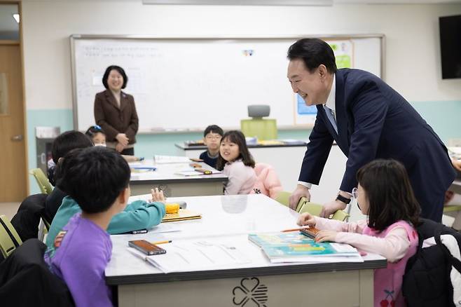 윤석열 대통령이 5일 경기도 하남시 신우초등학교에서 열린 '국민과 함께하는 민생토론회 - 아홉 번째, 따뜻한 돌봄과 교육이 있는 늘봄학교' 시작에 앞서 늘봄학교 주산암산 프로그램을 참관하고 있다. [대통령실 제공] 연합뉴스