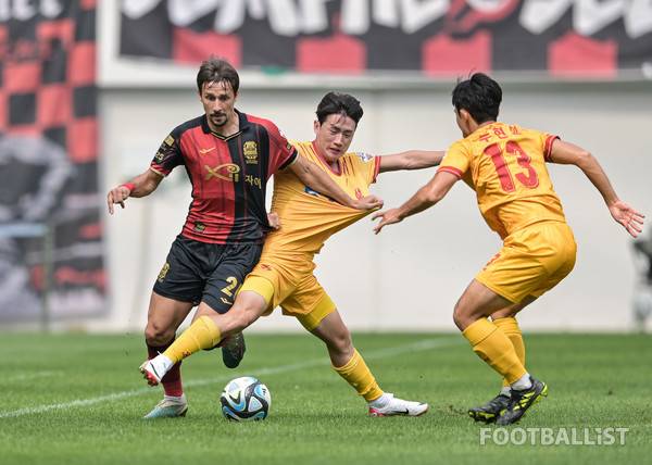 이희균(가운데, 광주FC). 서형권 기자