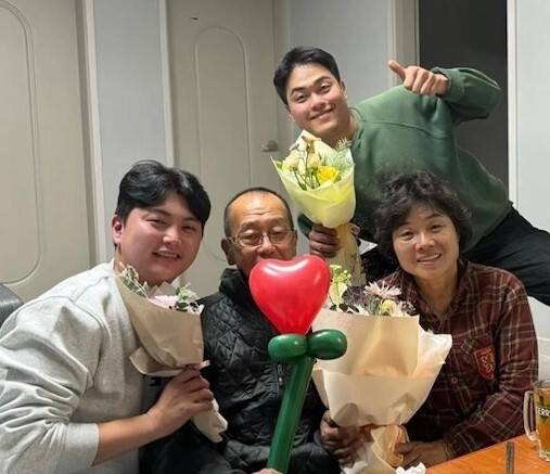 전남 영암군 마더하우스 1호 입주자 김유성씨(맨 뒤) 가족. 김유성씨 제공