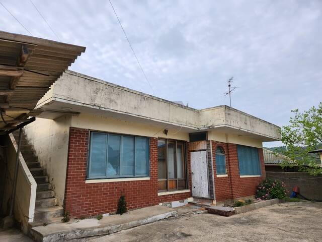 강진군은 방치된 빈집을 수리해 보증금 100만원, 월 임대료 1만원만 받고 이주자들에게 제공하고 있다. 강진품애 1호 빈집 수리 전 모습. 강진군 제공