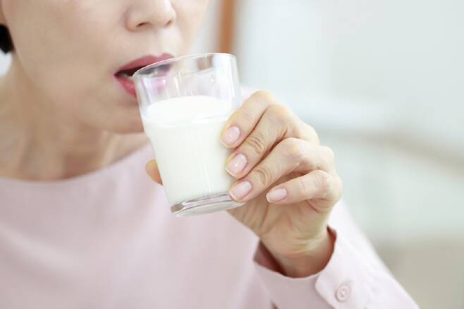 우유에는 위산 분비를 촉진하는 성분이 있어 공복에 먹으면 위에 무리를 줄 수 있다./사진=클립아트코리아