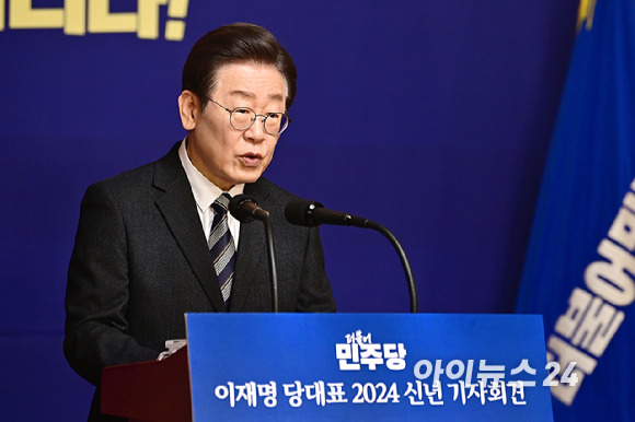 이재명 더불어민주당 대표가 지난달 31일 서울 여의도 국회 사랑재에서 열린 2024년 신년 기자회견에서 발언하고 있다. [사진=곽영래 기자]