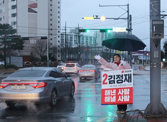 지난 5일 김정재 의원이 우현사거리에서 출근길 인사를 하고 있다. [사진=김정재 국회의원 사무실]