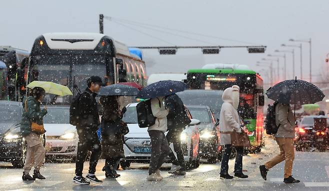 전국 곳곳에서 비와 눈이 내린 5일 오후 서울 광화문네거리에서 시민들이 횡단보도를 건너고 있다. / 사진=연합뉴스