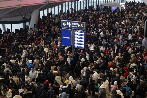 중국 후베이성 우한역이 지난 4일 기차를 타려는 귀성객과 여행객으로 붐비고 있다.  우한역에서는 이날 날씨의 영향으로 일부 열차 운행이 차질을 빚었다. AFP연합뉴스