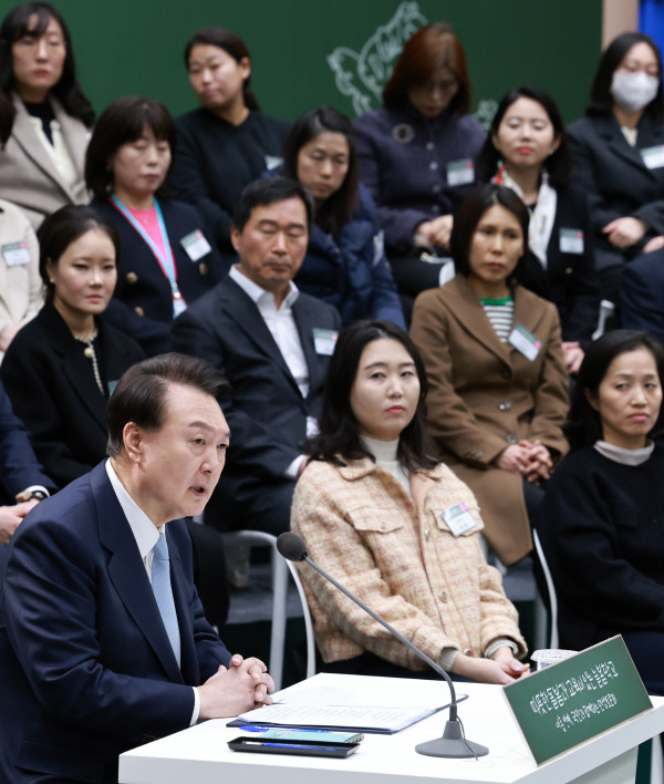 윤석열 대통령이 5일 경기도 하남시 신우초등학교에서 열린 ‘국민과 함께하는 민생토론회 - 아홉 번째, 따뜻한 돌봄과 교육이 있는 늘봄학교’에 참석해 국기에 경례하고 있다. 2024.2.5 연합뉴스