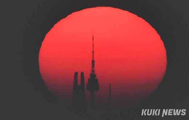 지난 달 29일 오전 경기 김포시 일대에서 롯데월드타워와 N서울타워를 품은 태양이 떠오르고 있다. 서울의 랜드마크인 두 타워가 태양에 들어오는 때는 1월과 11월에 각각 5~6일 정도에 불과하다.