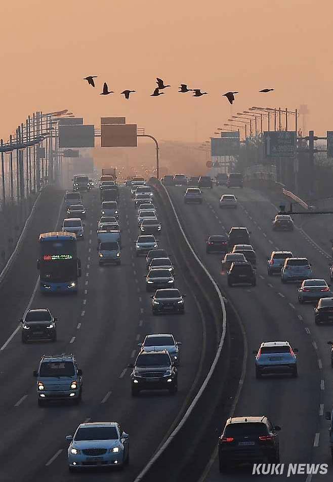 자동차 불빛으로 김포한강로는 일찌감치 하루가 시작된다. 차량의 행렬이 점점 길어지면서 멀리 남산타워 너머 동쪽하늘에 동이 터오고 한강의 어느 안전한 갯골이나 갈대숲에서 밤을 보낸 겨울 철새들이 김포평야를 향해 날아든다.