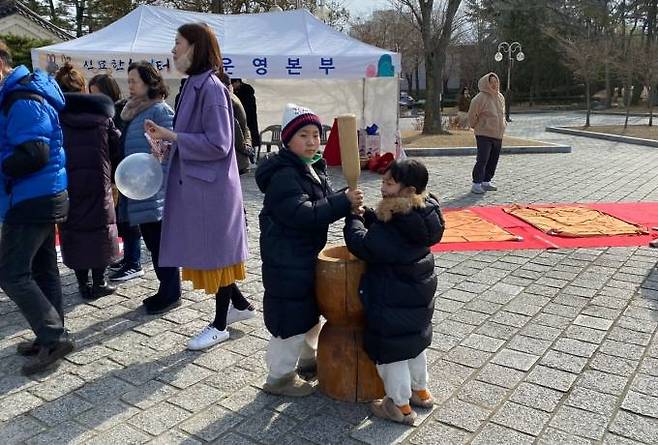 지난해 설 연휴 경주 보문관광단지 호반광장을 찾은 어린이들이 절구 체험을 하고 있다. (경북문화관광공사 제공) 2024.02.05