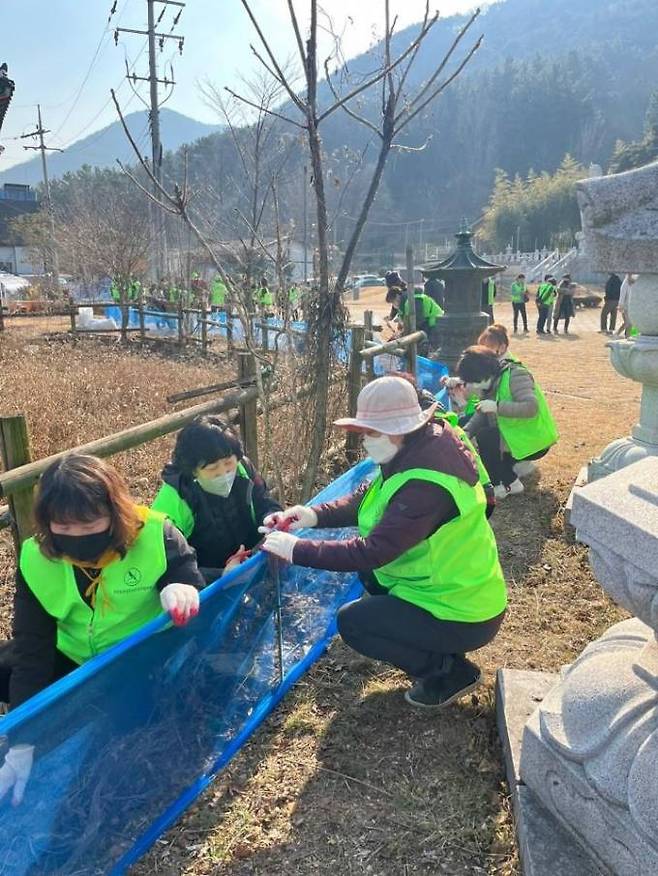 지난해 대구 수성구 욱수동 망월지에서 열린 두꺼비 로드킬 방지 펜스 설치 행사 모습. (수성구 제공) 2024.02.05