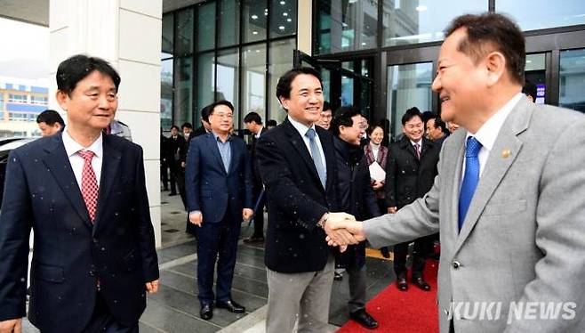 이상민 행정안전부 장관이 5일 오후 강원 화천군 화천읍 화천커뮤니티센터를 찾아 강원형 온종일 돌봄 시설을 둘러보고 있다.(화천군 제공)