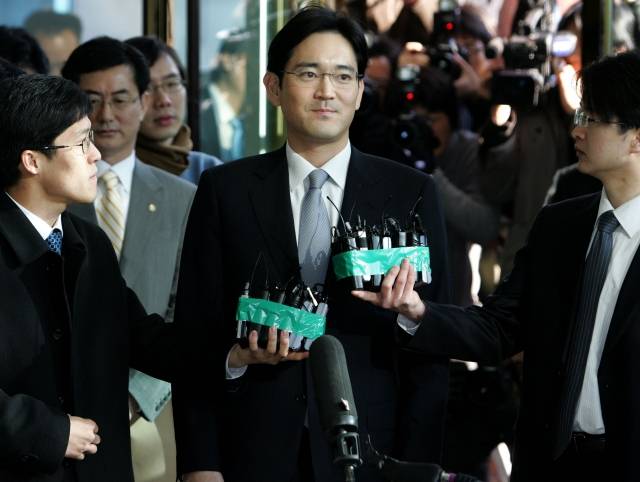 삼성 이건희 회장의 장남 이재용 삼성전자 전무가 2008년 2월 28일 오전 삼성 비자금 의혹을 수사 중인 한남동 조준웅 특검사무실로 소환되고 있다. 국민일보 DB