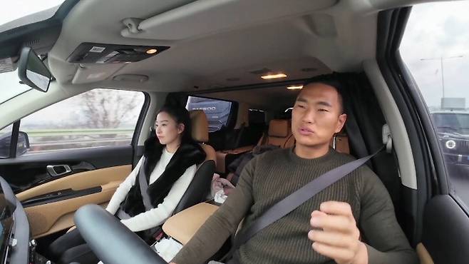 '한 번쯤 이혼할 결심'에서 가상 이혼 합의서를 작성하고 귀가하는 정대세·명서현 부부.  MBN