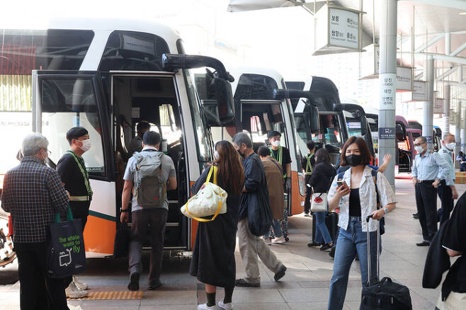 서울 고속버스 터미널이 붐비고 있다. (매경DB)