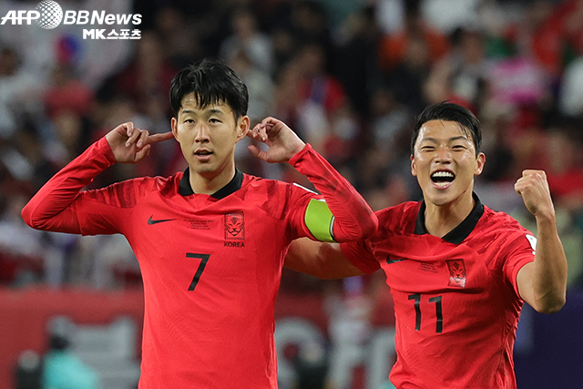 한국 주장 손흥민(7번)이 제18회 AFC 아시안컵 8강 결승골을 넣은 후 황희찬(11번)과 함께 기뻐하고 있다. 사진=AFPBBNews=News1