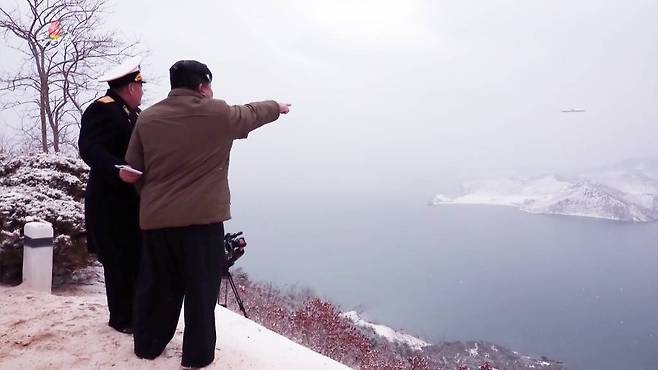 김정은 북한 국무위원장이 지난 28일(현지시각) 신형 잠수함발사전략순항미사일(SLCM) '불화살-3-31형' 시험발사를 지도했다고 29일 북한 조선중앙TV가 보도했다. (사진=조선중앙TV 캡처) / 사진=뉴시스