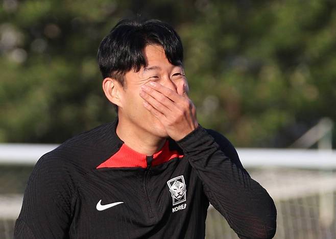 대한민국 축구 국가대표팀 손흥민이 4일(현지시간) 카타르 도하 알에글라 트레이닝 센터에서 회복 훈련 도중 미소를 짓고 있다. /사진=뉴시스