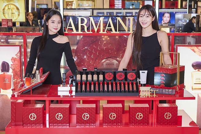신세계면세점은 이달 29일까지 명동점에서 기념사진 촬영, 전문 컨설턴트의 상담, 한정판 사은품을 증정하는 아르마니 뷰티 팝업 매장을 진행한다.[신세계면세점 제공]