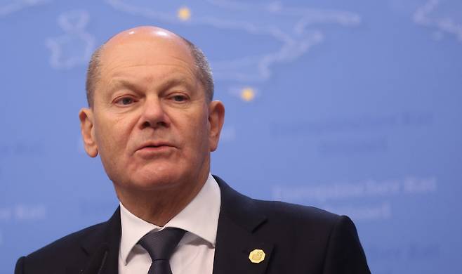 올라프 숄츠 독일 총리가 지난 1일(현지시간) 벨기에 브뤼셀에서 열린 EU 특별정상회의 기자회견에 참석하고 있다. [EPA]