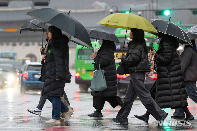 [서울=뉴시스] 황준선 기자 = 지난해 12월15일 오전 서울 종로구 세종대로 사거리에서 우산을 쓴 시민들이 발걸음을 재촉하고 있다. 기상청은 이번 겨울비가 이날 밤부터 소강상태에 들어간 뒤 내일부터 영하권의 한파가 찾아올 것으로 예보했다. 2023.12.15. hwang@newsis.com