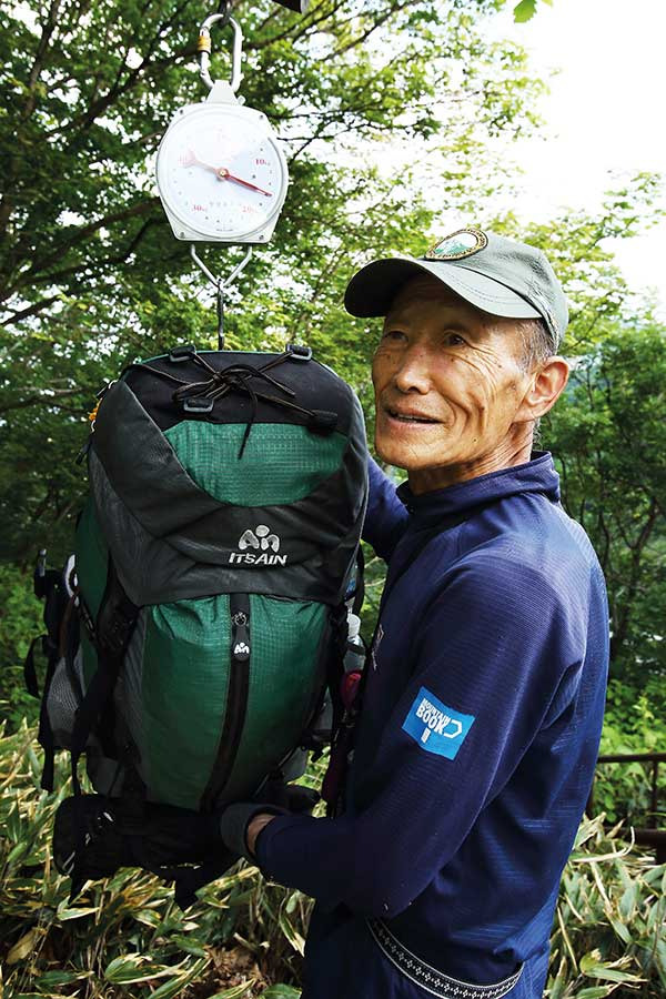 80세 백두대간 일시종주 당시에도 식량이 없는데 배낭 무게가 16kg에 육박했다.