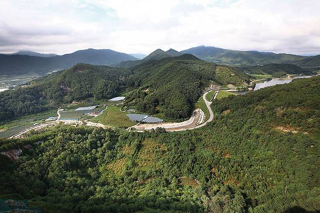 추풍령 금산(370m) 정상에서 본 추풍령저수지와 죽전리 일대.