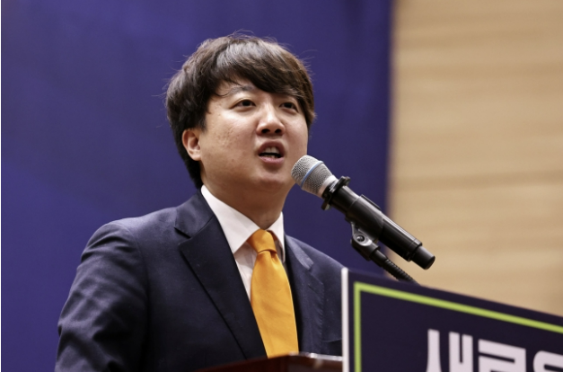 이준석 개혁신당 대표가 4일 오후 서울 여의도 국회의원회관에서 열린 새로운미래 중앙당 창당대회에서 축사를 하고 있다.뉴스1