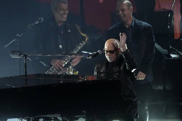 4일(현지 시간) 미국 로스앤젤레스 크립토닷컴 아레나에서 열린 제66회 그래미 어워즈에서 빌리 조엘이 ‘유 메이 비 라이트’ 공연을 펼치고 있다. AP연합뉴스