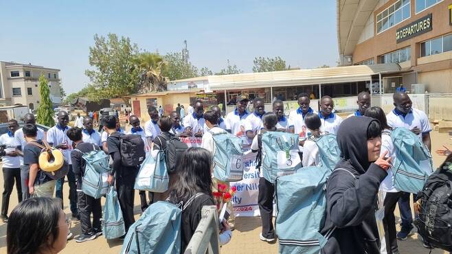 남수단 주바 공항에서 이태석리더십학교 학생들을 맞이하는 이태석 재단 남수단 장학생들. 사진제공|이태석 재단