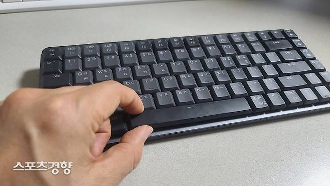 로지텍 메카니컬 미니 키보드. 갈축 타건감이 우수하고 부드라운 압력값을 지냐 장시간 사용해도 부담이 적다. 사이즈는 가로 너비 313mm, 길이 132mm, 높이 26mm, 무게는 612g이다. 이동성이 좋고 다양한 펑션키를 지니고 있어 편리하다. 사진 | 손재철기자