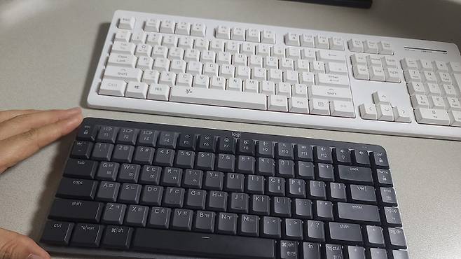 기존 풀사이즈 키보드와 비교하면 30% 이상 가로 크기가 작다.반면 묵직한 무게감을 지니고 있어 오랜 기간 사용해도 손끝, 손목 피로도가 적다. 사진 | 손재철기자