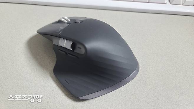 오른 손으로 잡아보면 안정적인 그립감을 제공한다. 좌측부엔 제스처 버튼을 날개 아래 부분에 지니고 있다. 상면과 이어지는 측면 중앙엔 ‘가로 움직임’을 제어하는 또 다른 보조 휠을 지니고 있다. 이 휠을 이용하면 디자인 그래픽 작업,영상편집 작업, 설계 CAD 작업시에 용이하다. 사진 | 손재철기자