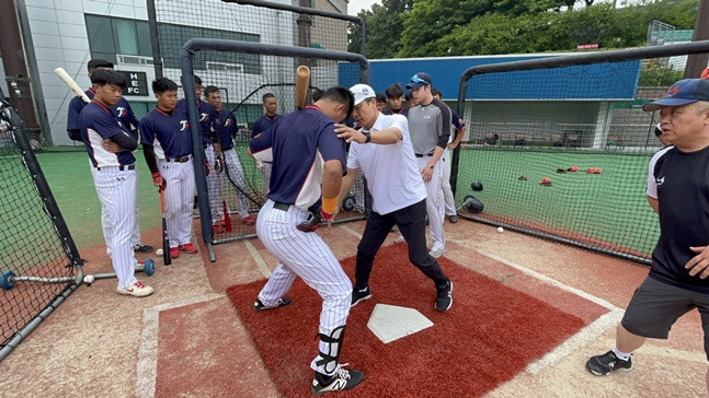 타격 자세를 지도하는 김용달(흰색 상의) KBO 재능기부위원. /사진=KBO